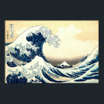 Vintage Den Underbara vågen av Kanagawa Poster<br><div class="desc">Detta är ett digitalt utökat tryck av det ikoniska antiket 1829-1833-träblocktryck av den japanska ukiyo-e-konstnären Hokusai med titeln Den Underbara vågen av Kanagawa (japanska: 神 奈 川 浪 裏) och skildrar en enorm våg som hotar tre båtar utanför kusten i staden Kanagawa (den nuvarande staden Yokohama) Kanagawa-prefekturen) medan Mount Fuji...</div>