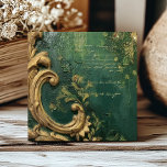 Vintage Distress Emerald Green Gold-skript Kakelplatta<br><div class="desc">En vintage-inspirerad design med tryckfärgad färg struktur och faux bas relief foliage inslag i mörk,  framkallar grönt och guld,  förskönad med guld handskript. [Obs! yta i plattan är platt,  inte upphöjd. Effekterna ingår i en platt tryckt bild.]</div>