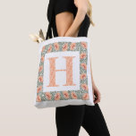 Vintage Doppies Monogram Peach Grönt Blommigt Utan Tygkasse<br><div class="desc">Personlig Monogram Coral Poppies Tote Bag. Anpassa med en första början. Snyggt modern typografi inledningsvis i mitten av en elegant och rustik fyrkantig blommigt gräns / andedräkt. Vallmoblommor från trendig vintage art nouveau och grönt i nyanser av rött från burgundisk vin, dammig rosa, korallpersika och sage/ oliv grönt. Utformningen inspirerades...</div>