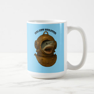 Vintage Dykarhjälm med en haj som kommer ut URM Kaffemugg