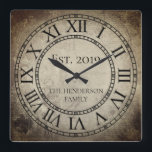Vintage Elegant Family Namn Roman Numeral Rustic Fyrkantig Klocka<br><div class="desc">En vacker, unik personlig av typen en-av-ett-typ-modell med en vintage har en antika bakgrund med din familj namn och ett år som är etablerat i svart typografi. Anpassa den här klockan genom att lägga till din egen personliga information. Gör ett underbart bröllop, en årsdag eller en gåva till husuppvärmningen. Klicka...</div>
