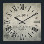 Vintage Elegant Family Namn Roman Numeral Rustic Fyrkantig Klocka<br><div class="desc">En vacker, unik personlig av typen en-av-ett-typ-modell med en vintage har en antika bakgrund med din familj namn och ett år som är etablerat i svart typografi. Anpassa den här klockan genom att lägga till din egen personliga information. Gör ett underbart bröllop, en årsdag eller en gåva till husuppvärmningen. Klicka...</div>