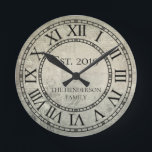 Vintage Elegant Family Namn Roman Numeral Rustic Rund Klocka<br><div class="desc">En vacker, unik personlig av typen en-av-ett-typ-modell med en vintage har en antika bakgrund med din familj namn och ett år som är etablerat i svart typografi. Anpassa den här klockan genom att lägga till din egen personliga information. Gör ett underbart bröllop, en årsdag eller en gåva till husuppvärmningen. Klicka...</div>
