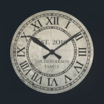 Vintage Elegant Family Namn Roman Numeral Rustic Rund Klocka<br><div class="desc">En vacker, unik personlig av typen en-av-ett-typ-modell med en vintage har en antika bakgrund med din familj namn och ett år som är etablerat i svart typografi. Anpassa den här klockan genom att lägga till din egen personliga information. Gör ett underbart bröllop, en årsdag eller en gåva till husuppvärmningen. Klicka...</div>