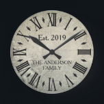 Vintage Elegant Family Namn Roman Numeral Rustic Rund Klocka<br><div class="desc">En vacker, unik personlig av typen en-av-ett-typ-modell med en vintage har en antika bakgrund med din familj namn och ett år som är etablerat i svart typografi. Anpassa den här klockan genom att lägga till din egen personliga information. Gör ett underbart bröllop, en årsdag eller en gåva till husuppvärmningen. Klicka...</div>