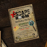 Vintage Escape Room My Födelsedagsfest Inbjudningar<br><div class="desc">Är du redo för utmaningen? Impress dina gäster med vintagen stil rymmer födelsedagsfest inbjudan. Vintage karta,  fickur,  förstoringsglas,  brådskande post-it,  hänglås,  nycklar och andra formgivningar inslag till ge,  den inbjudan som extra speciellt ser ut. Det är enkelt att anpassa toppen till mallen Party.</div>
