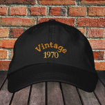 VINTAGE est. 19xx embroderat basebolllock / b'days Broderad Keps<br><div class="desc">Hattbroderade: Klassiskt mode basebolllock från födelsedagen med texten "VINTAGE" och Est. 19:e året - för födelsedagspojken/flickan,  årsdagen firande,  bröllop-årsdagen/party hat</div>