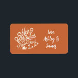 Vintage-etikett för brinnande Orange av julskript Adressetikett<br><div class="desc">Julpresentdekal med en underbar julklapp och din egen text och familj eller namn i snyggt och modern typografi med bränd orange bakgrund. Lägg bara till ditt meddelande. Enbart designad för dig av Lycklig Dolphin Studio. Kontakta oss på happydolphinstudio@outlook.com om du behöver hjälp eller matchande produkter. Vi är lycklig för att...</div>