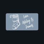 Vintage-etikett för julskript Dusty Blue Gift Adressetikett<br><div class="desc">Julpresentdekal med en underbar julklapp och din egen text och familj eller namn i snyggt och modern typografi på en dammig blå bakgrund. Lägg bara till ditt meddelande. Enbart designad för dig av Lycklig Dolphin Studio. Kontakta oss på happydolphinstudio@outlook.com om du behöver hjälp eller matchande produkter. Vi är lycklig för...</div>