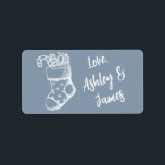 Vintage-etikett för julskript Dusty Blue Gift Adressetikett<br><div class="desc">Julpresentdekal med en underbar julklapp och din egen text och familj eller namn i snyggt och modern typografi på en dammig blå bakgrund. Lägg bara till ditt meddelande. Enbart designad för dig av Lycklig Dolphin Studio. Kontakta oss på happydolphinstudio@outlook.com om du behöver hjälp eller matchande produkter. Vi är lycklig för...</div>