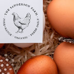 Vintage Family Farm Rustic Egg Carton Stämpel<br><div class="desc">Det här frimärke är perfekt för alla små familjejordbruk som tittar för speciell beröring för sina produktförpackningar! Den här designen har en rustik kyckling teckning med familjejordbruket namn överst i ett rustiskt typsnitt, vintage och ord "frigående, organisk, färsk dag" runt grund. Klicka på "personalisera" för att lägga till servergruppen namn...</div>