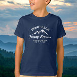 Vintage Family Reunion Resa Coola Mountain Peaks Tee<br><div class="desc">Bergen ringer och vi måste åka! En perfekt för familjeåterförening eller resa för bergen med en vit vintage tittar logotyp med en coola bergsilhuett. Anpassa med 4 linjer anpassningsbar text - Ditt namn, "Familjeåterförening", "Familj Resa", plats, datum etc. En roligt, rustik resa, som håller sig kvar i bergen, överhuset eller...</div>