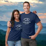 Vintage Family Reunion Resa Coola Mountain Peaks Tee Shirt<br><div class="desc">Bergen ringer och vi måste åka! En perfekt för familjeåterförening eller resa för bergen med en vit vintage tittar logotyp med en coola bergsilhuett. Anpassa med 4 linjer anpassningsbar text - Ditt namn, "Familjeåterförening", "Familj Resa", plats, datum etc. En roligt, rustik resa, som håller sig kvar i bergen, överhuset eller...</div>