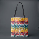 Vintage Färgfull tuggregon monogram regnbåge Tygkasse<br><div class="desc">Presentera vår snyggt monogramdesign och visa stort typografiskt initialer i ett tidlöst klassiskt teckensnitt, kompletterat med ditt namn nedan och försett med chic regnbåge av färgad rand. Med tillräckligt med utrymme för att rymma alla dina viktigaste saker är de perfektens kompanjoner till alla tillfälle. Oavsett om du söker efter en...</div>