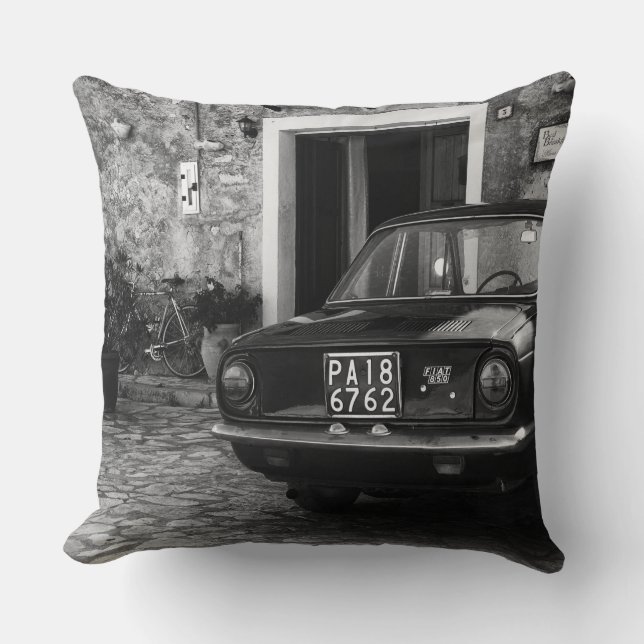 Vintage FIAT-bil i Italien i svartvitt Kudde (Framsida)