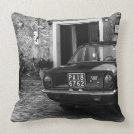 Vintage FIAT-bil i Italien i svartvitt Kudde
