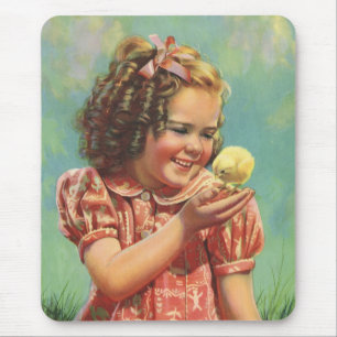 Vintage flicka med babykyckling, lyckligt barn som musmatta