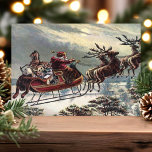 Vintage Flies Santa Sleigh Reindeer jul Helg Vykort<br><div class="desc">Vintage Flies Santa Sleigh Reindeer julkort Helgdag Postcard. Den här designen har en vintage jultomten som flyger i sömnen med sina renar. Vilken vacker helgdag.</div>