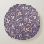 Vintage Floral Design with Swirling Vines Rund Kudde<br><div class="desc">Floral pattern with beige flowers and leaves on a purple background. The design features swirling vines,  creating an elegant and vintage aesthetic.</div>