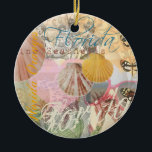 Vintage Florida Travel Beach Snäckors Collage Julgransprydnad Keramik<br><div class="desc">Den vackra bilden av Florida sak är gjord av gamla Bachy bilder och vintage Florida ephemra, som alla är placerade i en underbar kollage för rosa och orange. I Floridas resande strandkollage visas gammaldags badande, stora snäckor och fet Florida-skrik över bilden. Det finns fjärilar och sol-glas, för det ser du...</div>