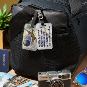 Vintage Flygplan som flyger Värld runt i moln Bagagebricka