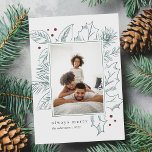 Vintage Foliage | Foto på framsida och baksida Julkort<br><div class="desc">Fotokort för chic och elegant har lodräts favoritfoto som är inramat efter grönt och vit holly och gräs i stil. Små röda häckbär tillför en kopp färg till denna minimalistiska chic. Anpassa med anpassningsbarna hälsning (visas med "alltid merry") och din namnteckning och lägg till ytterligare ett foto och personligt meddelande...</div>