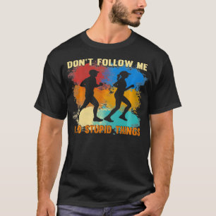 Vintage Följ mig inte Jag gör Stupid Sak Funny R T Shirt