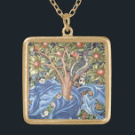Vintage för blommigt för William Morris Guldpläterat Halsband<br><div class="desc">Konst för vintage för William Morris hackspettTapestry blom- Den visar en hackspettsitta i grenen av ett fruktträd och presenterar en särskiljande utsmyckad bakgrund av blåttlöv och orange frukt. Konst av William Morris Rörelse: Brittiska konsthantverk/art nouveau Härlig utsmyckad konstnärlig blom- design för vintagekonstmönster som presenterar ett blomstra träd, löv och fåglar....</div>