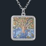 Vintage för blommigt för William Morris Silverpläterat Halsband<br><div class="desc">Konst för vintage för William Morris hackspettTapestry blom- Den visar en hackspettsitta i grenen av ett fruktträd och presenterar en särskiljande utsmyckad bakgrund av blåttlöv och orange frukt. Konst av William Morris Rörelse: Brittiska konsthantverk/art nouveau Härlig utsmyckad konstnärlig blom- design för vintagekonstmönster som presenterar ett blomstra träd, löv och fåglar....</div>