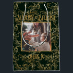 Vintage för elegant Merry & Bright Photo Grönt<br><div class="desc">Elegant vintage grönt med guld brocade mönster Merry & Bright typography-presentsäck. En vacker brocade-design med ett favoritfoto i mitten. Anpassa till innevarande år. Den perfekt helgdag presentväska.</div>
