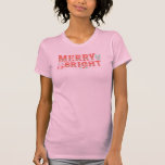 Vintage för rosa och rött retro - merry & Bright T Shirt<br><div class="desc">Den här t-shirt-designen har ett sunt Rosa och ett rödretro-Vintage Merry & Bright-meddelande.</div>
