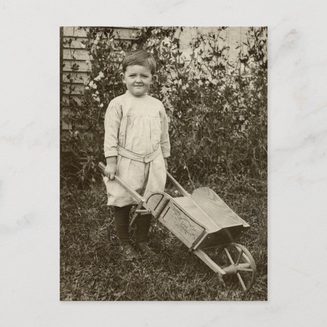 Vintage Foto-Boy- Wheelbarrow- Postcard Vykort (Framsida)