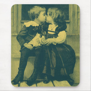 Vintage foto på kärlek och romans, barn kysser musmatta
