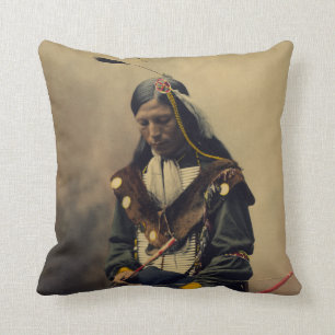 Vintage fotograferar av Cherokee man med pilbågen Kudde