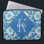 Vintage Fransk Blue William Morris Monogram Laptop Fodral<br><div class="desc">Denna enkla men ändå elegant-design har en elegant som William Morris inspirerade blommönstret i en mängd Fransk blått färg och krämer. Skydda din bärbara dator eller surfplatta i stil. Lägg till ett namn för att anpassa det. Gör en underbar jul eller Mors dag-gåva. Skapat av Farmhouse Press.</div>