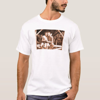 Vintage Gay Couple Hugger Sommarvideokameror Tee Shirt