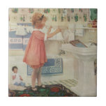 Vintage Girl, Child Doing Tvätt Hanging Clothes Kakelplatta<br><div class="desc">Vintage illustrerar barn och spädbarn med en ung flicka som gör sitt jobb. Hon tvättar kläder, gör tvätt och hänger kläderna för att torka i badrummet. En leksak-docka vilar på golv-klockorna. En gammaldags antik tvättbräda finns i fotgängarskålen. Från den Bra bostadsfrågan i januari 1925. Reklam för standardiserade VS-korrigeringar från Standard...</div>
