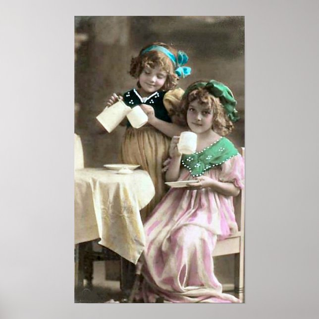 Vintage Girls Drinking Tea, 1910 Poster (Framsidan)