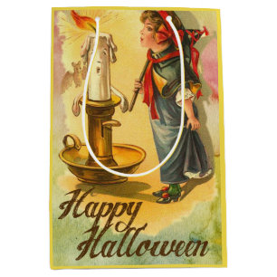 Vintage Glad Halloween-flicka som släcker ljus