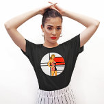 Vintage Glam Pin-Up T-Shirt - Retro Tecknad Pop Ar<br><div class="desc">Lägg till en stänk av retro-charm till din garderoba med den här unika stift-tjejen T-shirt. Med en lekfull baddräkt i tecknad-stil mot Mondrians ikoniska komposition nr 4 blandar den klassiska och abstrakt konsten i högupplösta detaljer. Perfekt för konst älskare, vintage entusiaster, eller någon som vill ha ett klick av djärvt...</div>