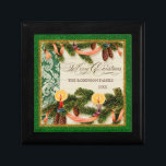 Vintage Gräs Cone Bough Damask Candle Chrismas Box Minnesask<br><div class="desc">FÄRG PALETTE: Klassisk julröd, grönt och guld anger tonen för denna samling. KONSTRUKTIONSSAMLING: Vintage Gräs Bough, Gräs träd, Garland Damask. Köp det här som en gåva till din egen familj eller som en julklapp till vänner, familj eller medarbetare! Det är så enkelt att anpassa och anpassa familjen namn i mallen...</div>