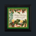 Vintage Gräs Cone Bough Damask Candle Chrismas Box Smyckeskrin<br><div class="desc">FÄRG PALETTE: Klassisk julröd, grönt och guld anger tonen för denna samling. KONSTRUKTIONSSAMLING: Vintage Gräs Bough, Gräs träd, Garland Damask. Köp det här som en gåva till din egen familj eller som en julklapp till vänner, familj eller medarbetare! Det är så enkelt att anpassa och anpassa familjen namn i mallen...</div>