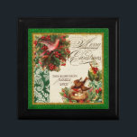 Vintage Gräs Cone Bough Damask Dove Chrismas Box Smyckeskrin<br><div class="desc">FÄRG PALETTE: Klassisk julröd, grönt och guld anger tonen för denna samling. KONSTRUKTIONSKOLLEKTION: Vintage Gräs Bough, Gräs träd, vreden med duva, fåglar, fågelbo med ägg och hullbär. Köp det här som en gåva till din egen familj eller som en julklapp till vänner, familj eller medarbetare! Eller som en företagsgåva till...</div>