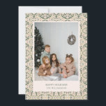 Vintage  Grönt Blommigt Tile Photo Jul Julkort<br><div class="desc">Fira säsongen med den här Vintagen i elegant, Blommigten för Grönt Tile Photo jul-Helgdag. Med en charmerande blommigt mönster i mjuka toner och gröntar kombinerar detta kort vintage stil med en modern beröring. Anpassa den med ditt favoritfoto och helgdag-meddelande för att skapa en tidlös nyckelroll som vänner och familj kommer...</div>