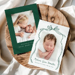Vintage Grönt Bow 2 Fotofödelse Meddelande<br><div class="desc">Fira din lilla ankomst med vår elegant Vintage Grönt Bow-födelsemeddelande. Visa din nyfödds foto med en charmerande grönt, med baby's namn i ett vackert handskript med grönt. Under kan du lägga till födelsedetaljer som vikt, längd och datum. Baksidan ger utrymme för ett foto från extra och ett personlig till nära...</div>