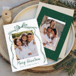 Vintage Grönt Bow God jul 2-foto Julkort<br><div class="desc">Fira julhelgen med det här charmerande julkortet som ger din familjs foto inramat av en festlig grönt och band på en skarp vit bakgrund. "God jul" är elegant skrivet i ett handskript med charmerande grönt, med utrymme för att anpassa din familj namn nedan. Kortets baksida visar ytterligare ett foto mot...</div>