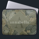 Vintage Grönt Foliage William Morris Monogram Laptop Fodral<br><div class="desc">Den här enkla men ändå elegant-designen har en mörk och eleganten William Morris inspirerade blommönstret i sage grönt shades. Behålla din bärbara dator eller pekdator som skyddas med stil. Lägg till ett namn för att anpassa det. Gör en underbar jul eller Mors dag-gåva. Skapat av Farmhouse Press.</div>