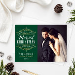 Vintage Grönt Guld Gift jul Bröllop foto med gift Julkort<br><div class="desc">Eleganten "Vi önskar dig en gift jul och Gott nytt år"-fotokort för ett nygift par innehåller en helgdag av ornate vintage typografi med vacker rulla och anpassningsbar som du kan anpassa med ett sött och enkelt budskap från det nygifta paret. Emerald grönt, färg. På baksidan av kortet finns ett vackert...</div>