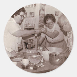 Vintage grupp kvinnor som matar foto runt klistermärke