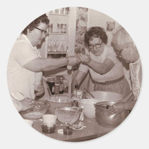 Vintage grupp kvinnor som matar foto runt klistermärke